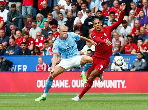 Haaland đối đầu với Van Dijk trong trận đấu giữa Man City và Liverpool - Ảnh thể hiện sự kịch tính của bóng đá Anh.