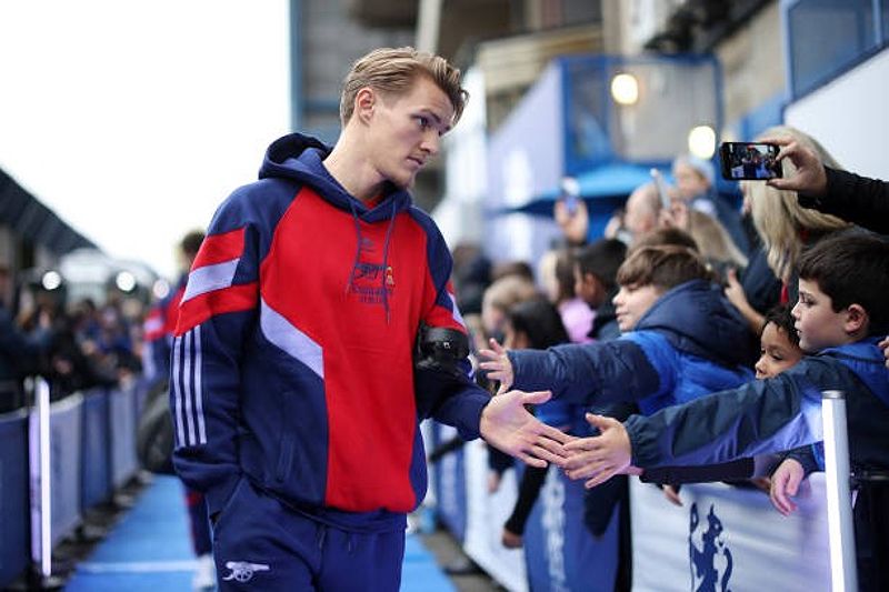 Martin Odegaard tái xuất trong trận đấu với Chelsea