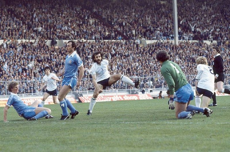 Ricardo Villa lập cú đúp giúp Tottenham vượt qua Man City trong trận chung kết FA Cup năm 1981.